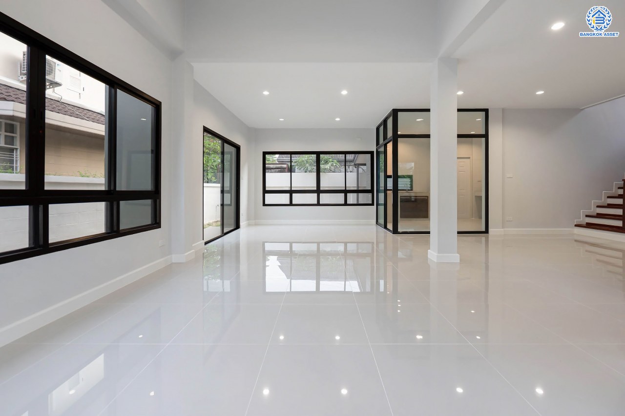 บ้านมือสองตกแต่งใหม่ ม.เนเบอร์โฮม วัชรพล เนื้อที่ 68 ตร.ว. ฟังก์ชัน 3 ห้องนอน 4 ห้องน้ำ 1 ห้องแม่บ้าน จอดรถได้ 2 คัน บนทำเลเชื่อมต่อหลายเส้นทาง ทั้ง ถนนสุขาภิบาล5 ถนนสายไหม และถนนรามอินทรา ใกล้ทางด่วน "ฉลองรัช" และรถไฟฟ้าสายสีเขียว "สถานีสายหยุด"